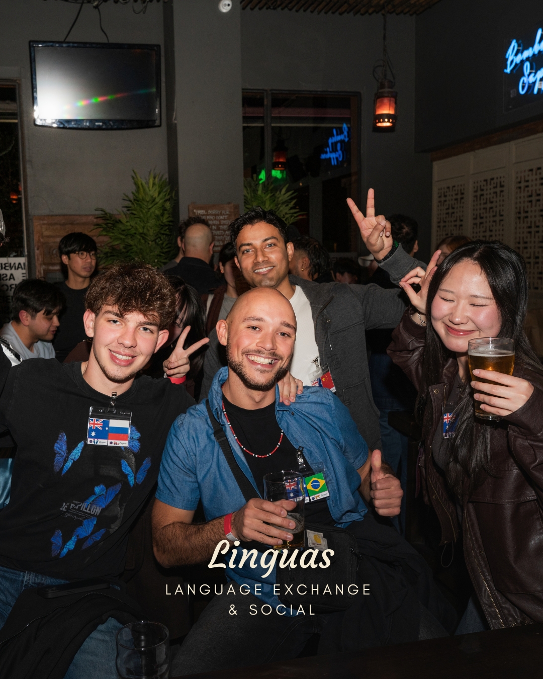 People spending an evening together at Linguas